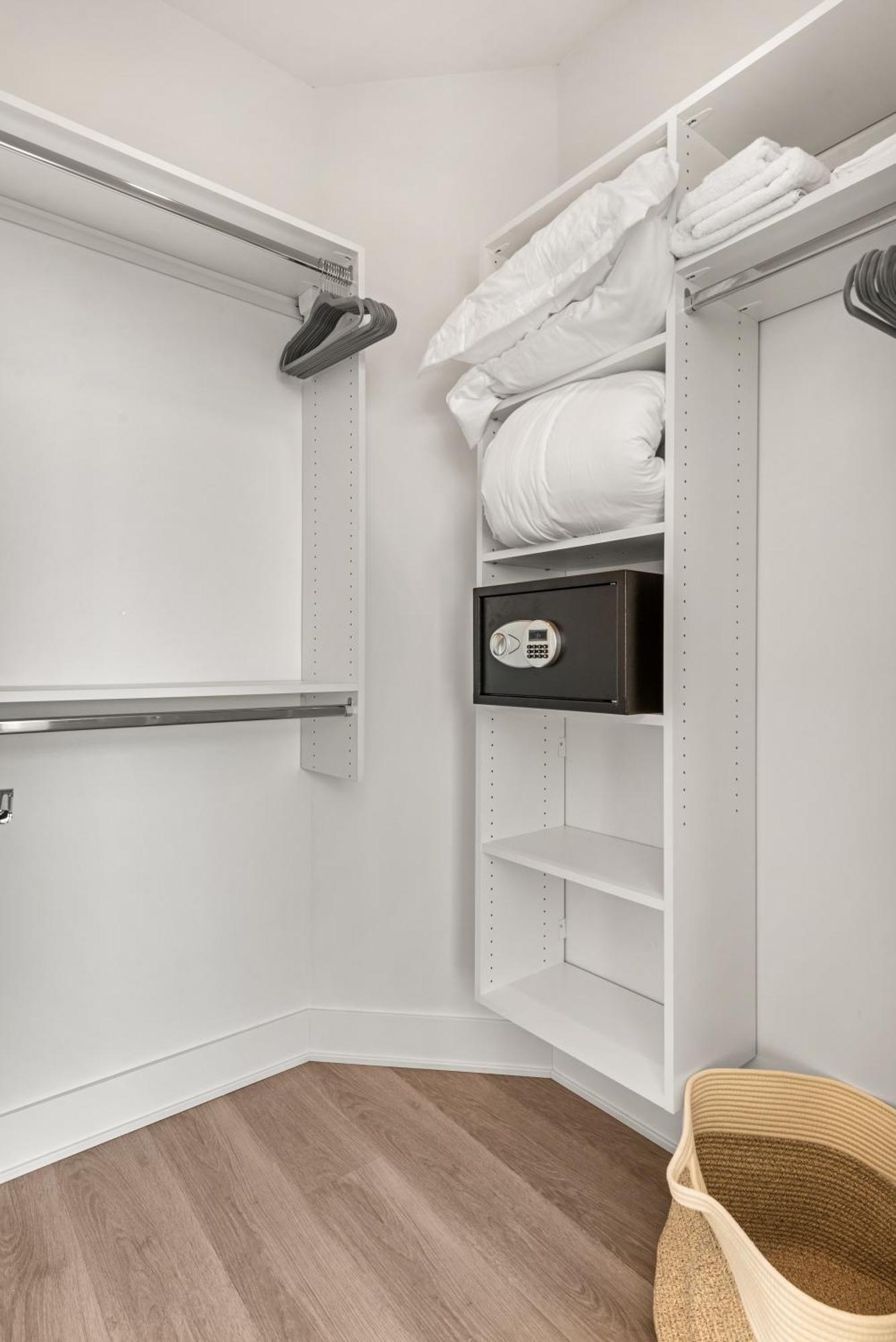 Avra Stylish Prime West Loop Location Near Union Park Apartment