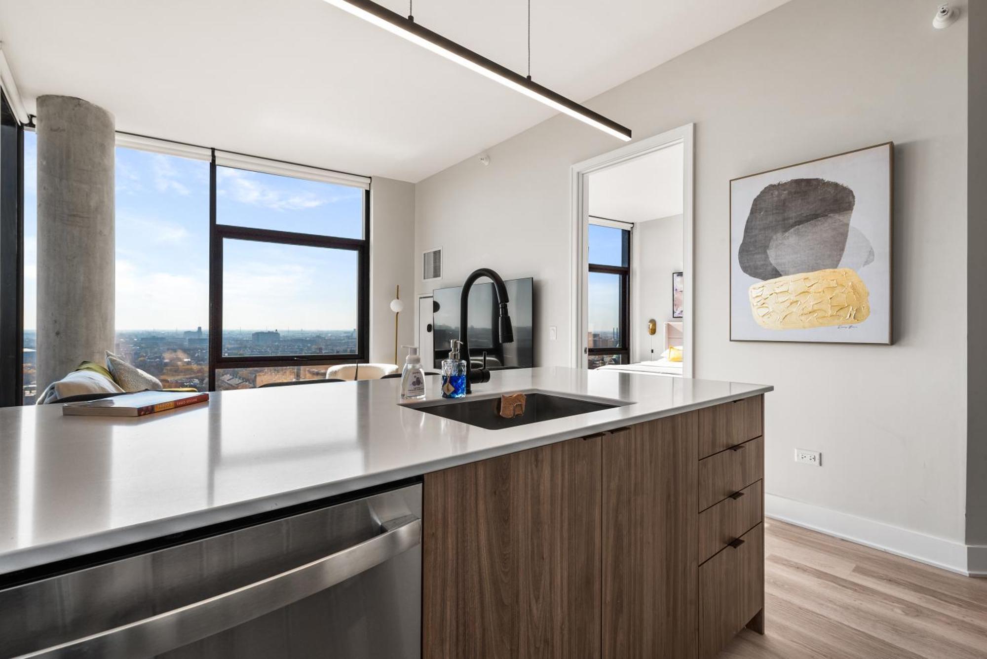 Avra Stylish Prime West Loop Location Near Union Park *